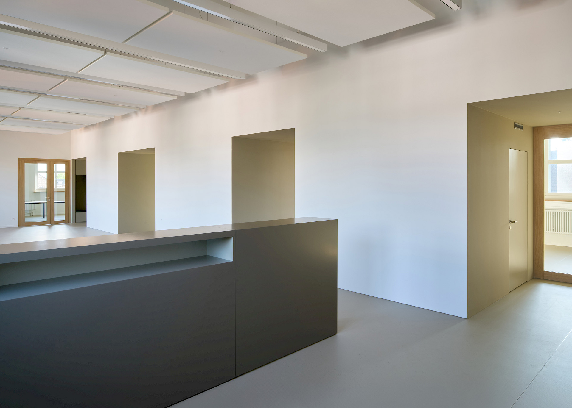 Einbau von Büro- und Sitzungsräumen in die bestehende Struktur einer ehemaligen Swisscom-Zentrale an der Gsteigstrasse in Zürich.