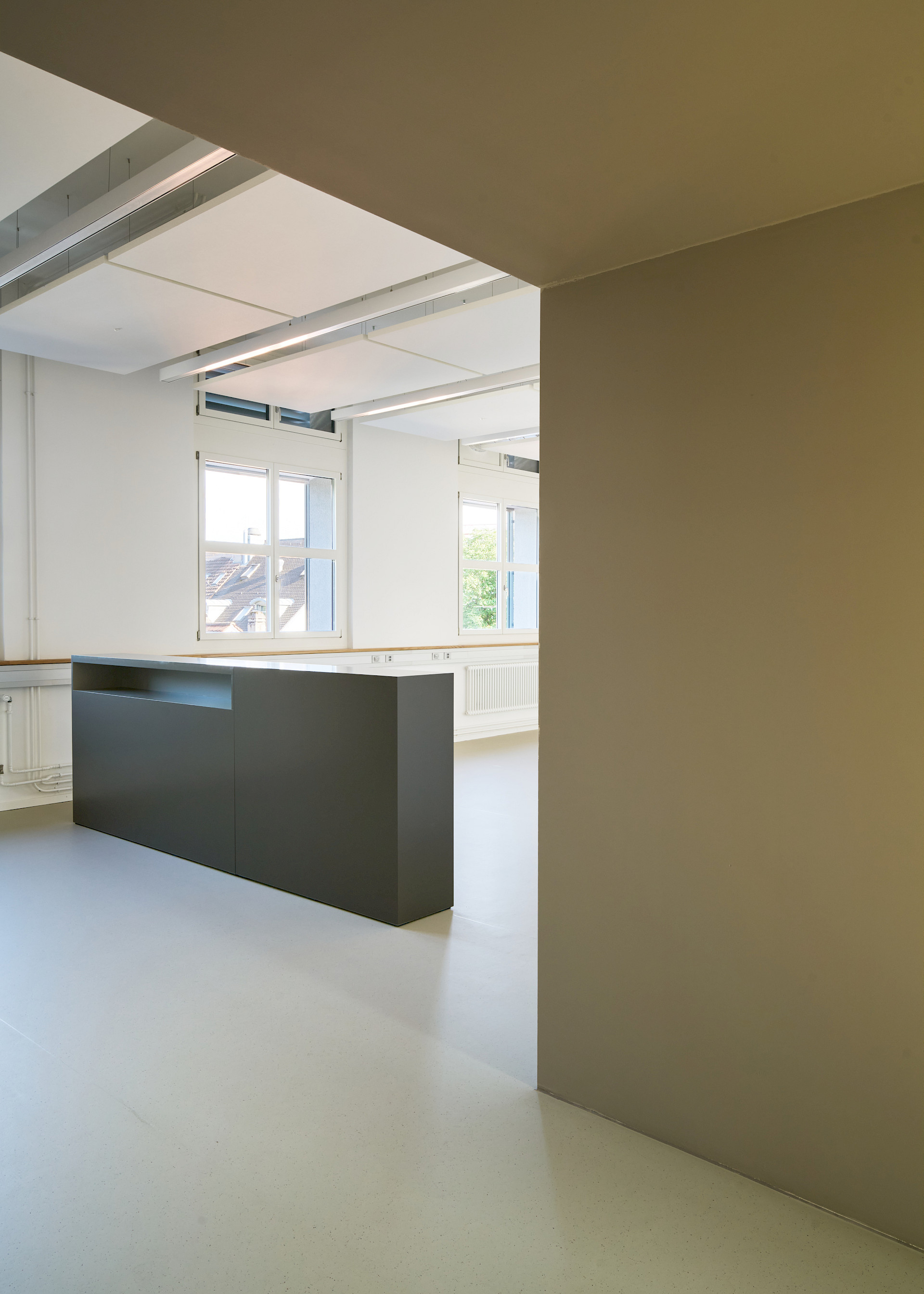 Einbau von Büro- und Sitzungsräumen in die bestehende Struktur einer ehemaligen Swisscom-Zentrale an der Gsteigstrasse in Zürich.