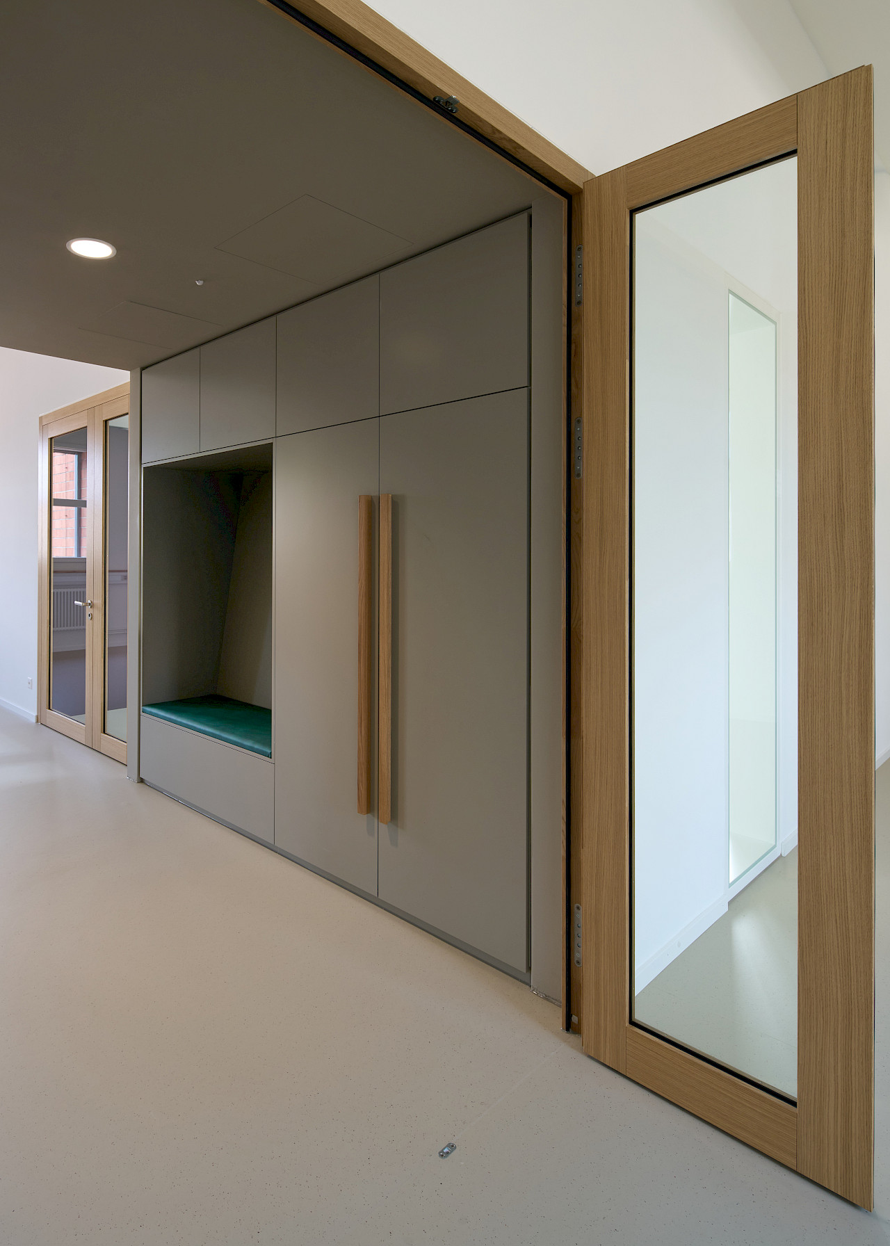 Einbau von Büro- und Sitzungsräumen in die bestehende Struktur einer ehemaligen Swisscom-Zentrale an der Gsteigstrasse in Zürich.