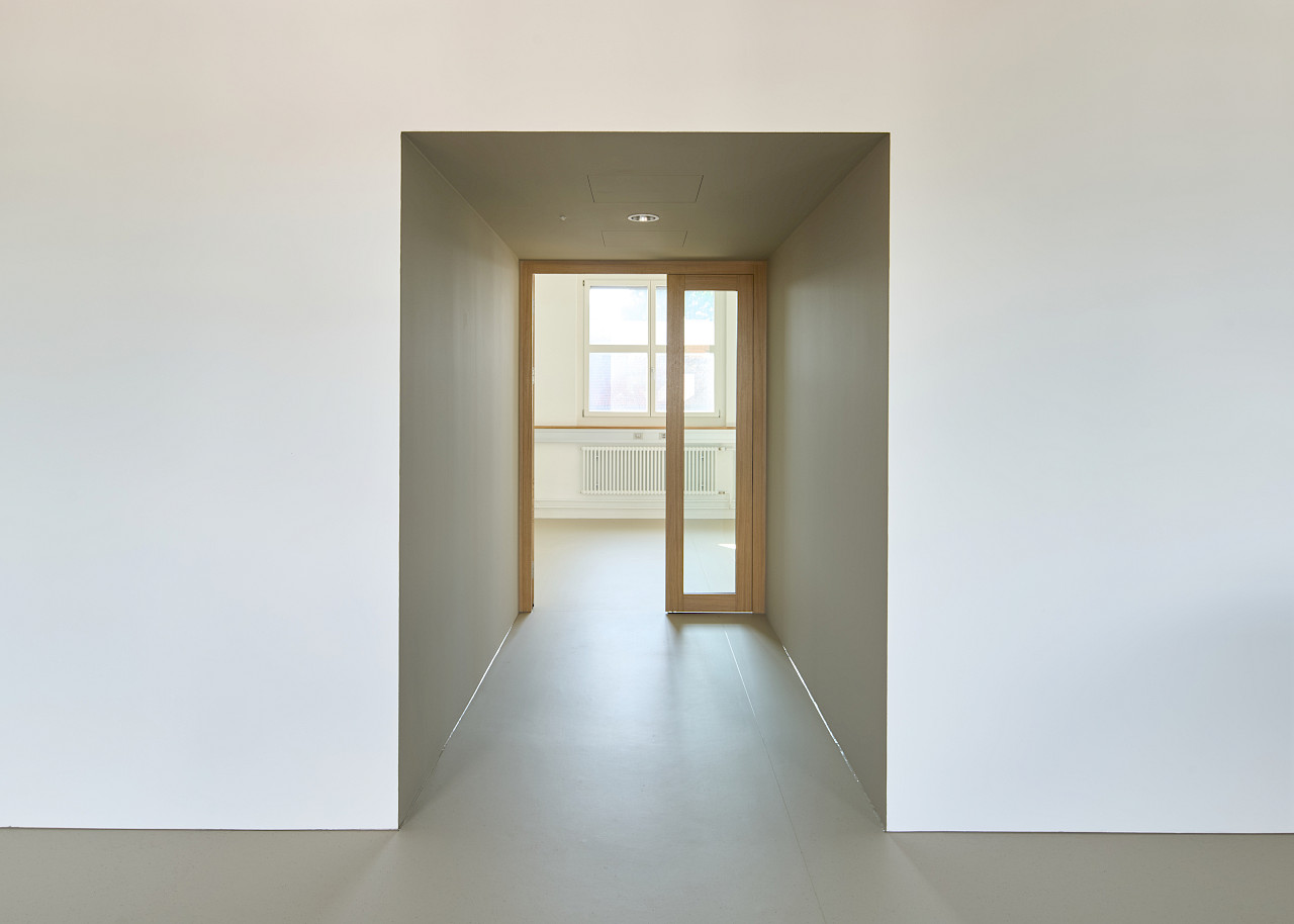 Einbau von Büro- und Sitzungsräumen in die bestehende Struktur einer ehemaligen Swisscom-Zentrale an der Gsteigstrasse in Zürich.