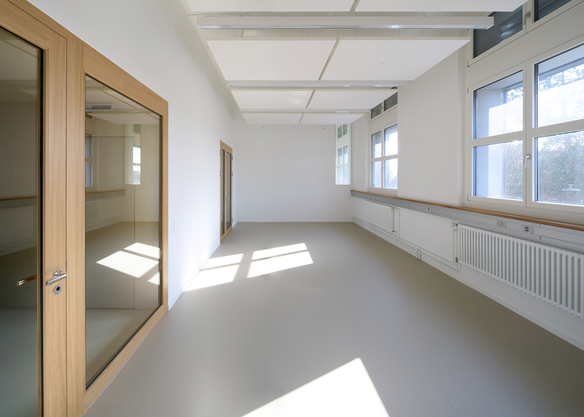 Einbau von Büro- und Sitzungsräumen in die bestehende Struktur einer ehemaligen Swisscom-Zentrale an der Gsteigstrasse in Zürich.