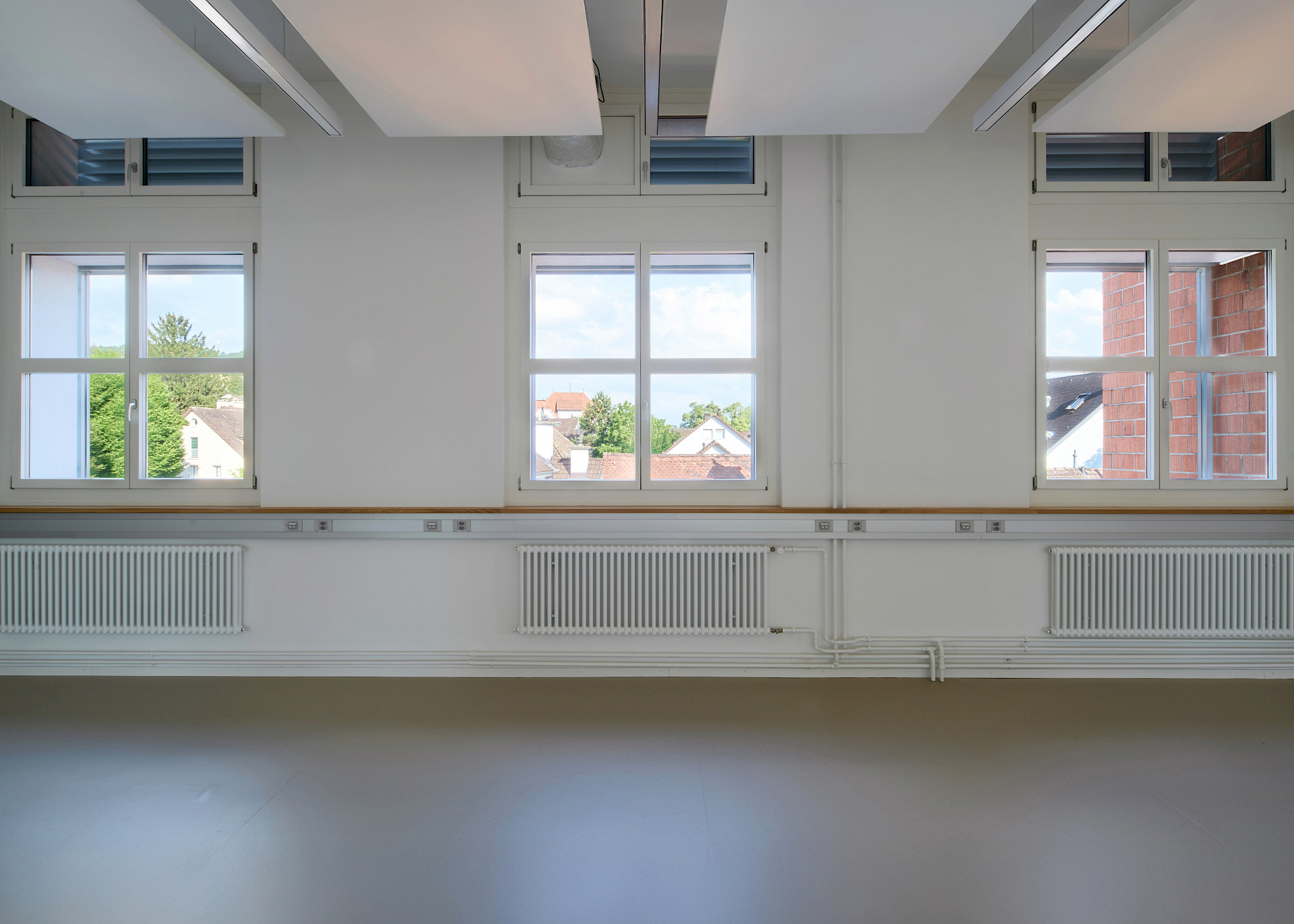 Einbau von Büro- und Sitzungsräumen in die bestehende Struktur einer ehemaligen Swisscom-Zentrale an der Gsteigstrasse in Zürich.